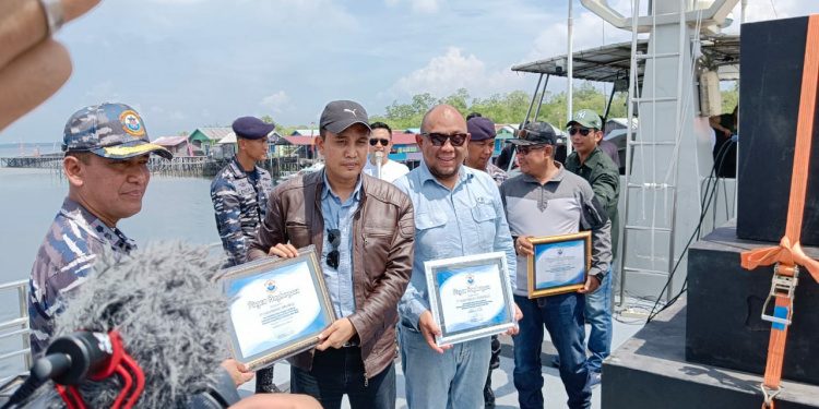 Pembukaan Festival Pesona Kampung Bahari Pulau Miang, Danlanal Sangatta Serahkan Penghargaan untuk KPC dan Pama Persada