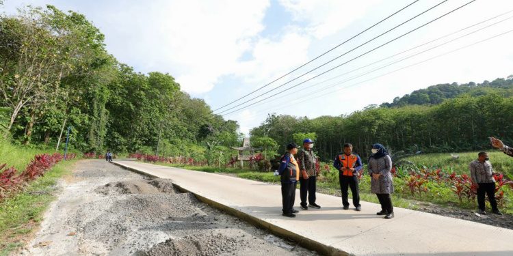 Bupati Banyuwangi Tinjau Langsung Pembangunan Jalan di Pesanggaran