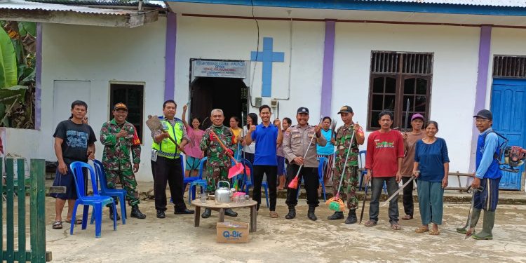 Jelang Perayaan Nataru, Koramil 0909-07/Teluk Pandan Lakukan Kerja Bakti, Sasar GPSDI