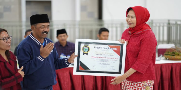 Wali Kota Batu Pamit dengan Pedagang Pasar Induk Kota Batu