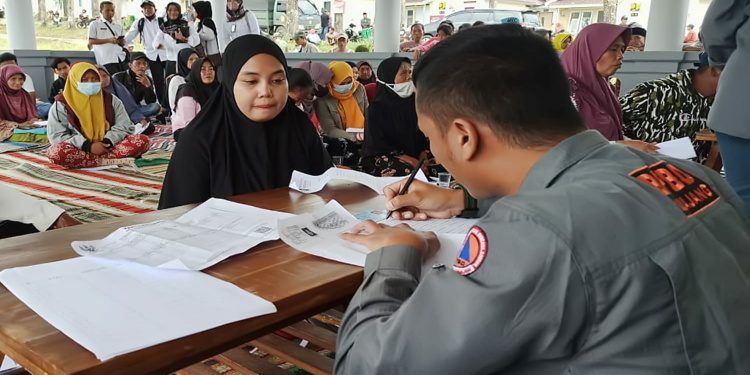 BPBD Lumajang Serahkan Kunci Hunian Pada Penyitas Erupsi Gubung Bromo