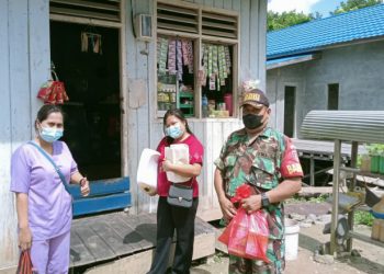 Babinsa Lakukan Pendampingan Pengecekan Sekaligus Salurkan Bantuan Pada Penderita Stunting