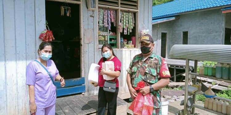Babinsa Lakukan Pendampingan Pengecekan Sekaligus Salurkan Bantuan Pada Penderita Stunting