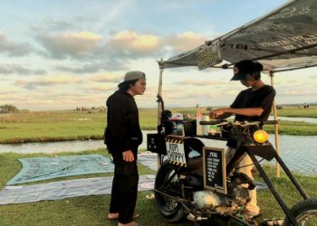 Warga Lumajang Minum Kopi Bisa Sambil Menikmati Senja di Padang Savana