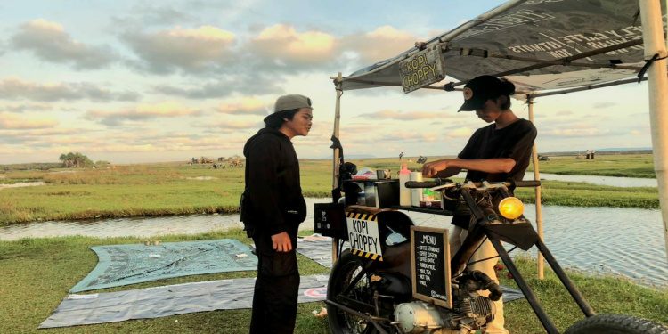 Warga Lumajang Minum Kopi Bisa Sambil Menikmati Senja di Padang Savana