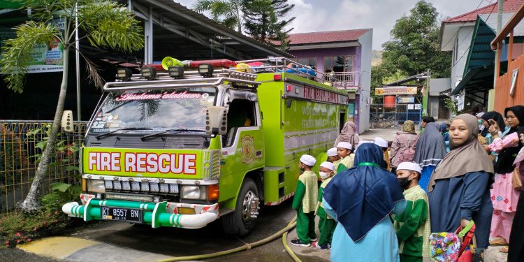 PMK dan Ambulance Diperkenalkan ke Anak Usia adini pada Open House KB-TKIT Raudhatul Jannah