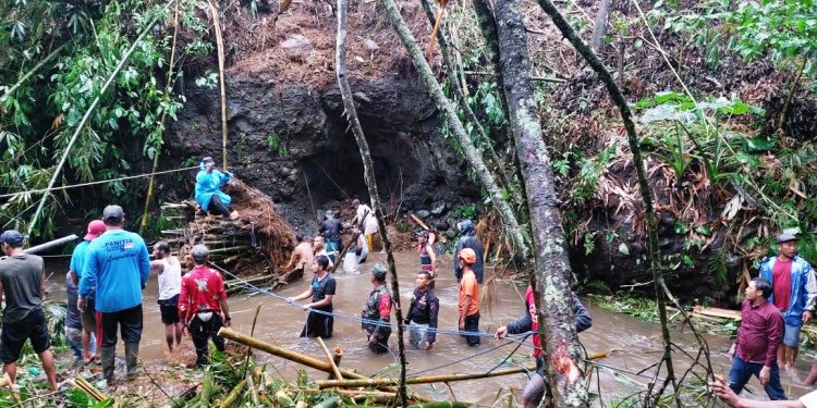 Bareng TNI-Polri, BPBD Lumajang Gerak Cepat Evakuasi Korban Timbunan Bambu