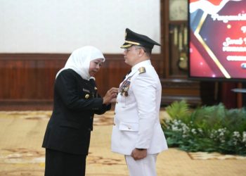 Gubernur Khofifah Lantik Aries Agung Paewai sebagai Pj Walikota Batu