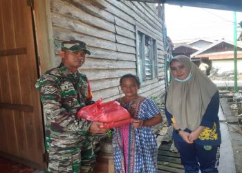 Tingkatkan Kepedulian Koramil 0909-02/Sangkulirang, Kodim 0909/Kutai Timur Bagikan Paket Bingkisan ke Warga Kurang Mampu