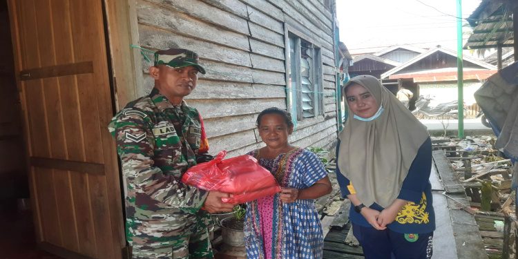 Tingkatkan Kepedulian Koramil 0909-02/Sangkulirang, Kodim 0909/Kutai Timur Bagikan Paket Bingkisan ke Warga Kurang Mampu