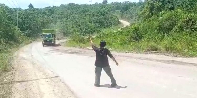 Jalan Poros Ranpul Dijadikan Jalur Angkutan Batu Bara, Supiansyah: Korporasi Rebut Hak Masyarakat