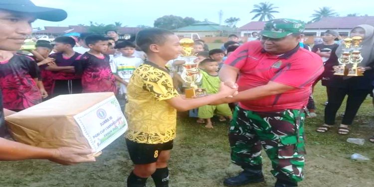 Babinsa Koramil 0909-02/Sangkulirang Hadiri Penutupan Turnamen Sepak Bola PGRI Cup