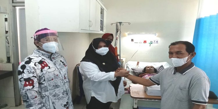 Wakil Bupati Paser Jenguk Pasien Jamariah, Pasien Gagal Ginjal