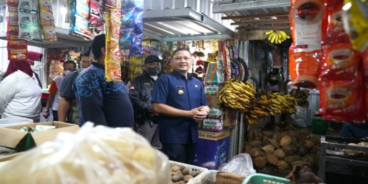 Pantau Inflasi Harga Bahan Pokok, Pj Walikota Batu Sidak Pasar Relokasi di Stadion Brantas
