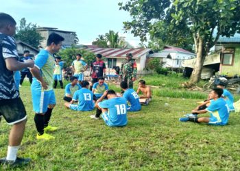 Babinsa Koramil 0909-05/Muara Bengkal Kawal dan Pantau Pertandingan Sepak Bola Persahabatan