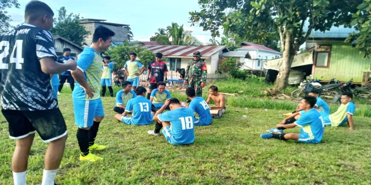 Babinsa Koramil 0909-05/Muara Bengkal Kawal dan Pantau Pertandingan Sepak Bola Persahabatan