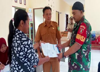 Babinsa Long Mesangat Bagikan Secara Simbolis Buku Rekening Bagi Penerima Bantuan UMKM