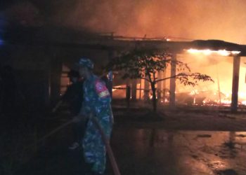 Babinsa Koramil 0909-01/Sangatta Terjun Bantu Korban Kebakaran