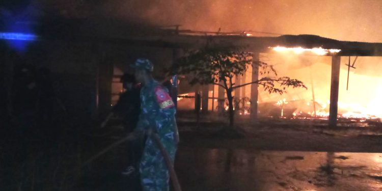 Babinsa Koramil 0909-01/Sangatta Terjun Bantu Korban Kebakaran