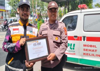 Ambulans Terjebak Macet, Bripka Syahrudi Spontan Turun ke Jalan