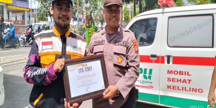 Ambulans Terjebak Macet, Bripka Syahrudi Spontan Turun ke Jalan