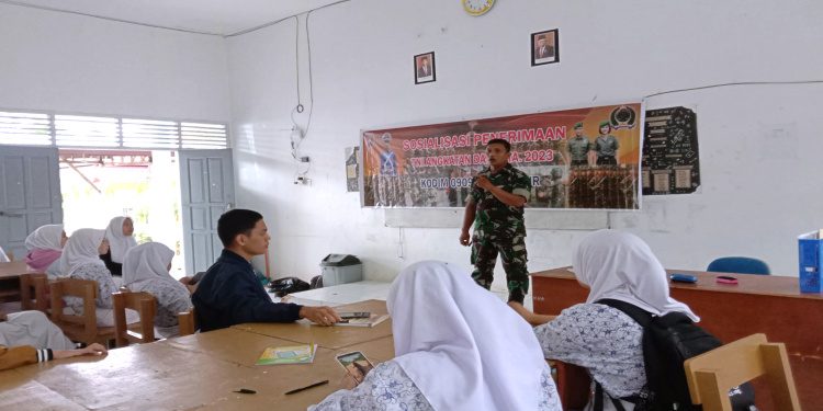 Sosialisasikan Penerimaan Bintara dan Tantama TNI, Babinsa Koramil 0909/06 Teluk Pandan Sambangi SMAN I Teluk Pandan