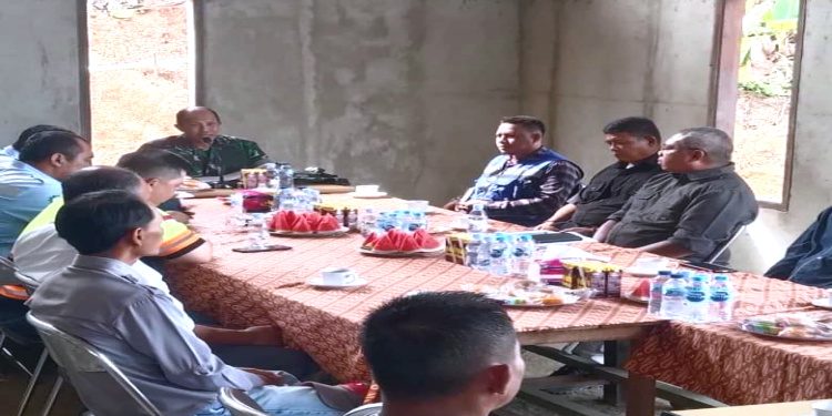 Lakukan Komsos, Danramil 0909-02/Sangkulirang Tingkatkan Kekompakan dengan Tokoh Masyarakat dan Pemuda