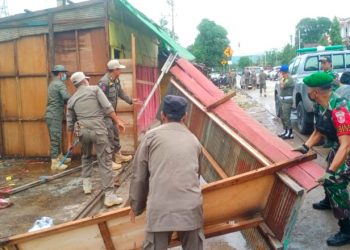 Satpol PP Kutim Bongkar Lapak di Simpang Telkom, Ini Sebabnya