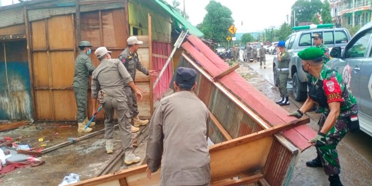 Satpol PP Kutim Bongkar Lapak di Simpang Telkom, Ini Sebabnya