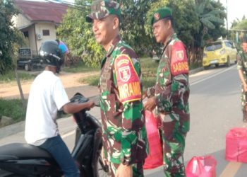 Koramil 0909-03 Muara Wahau Gelar Bagi Takjil untuk Musafir di Jalan Poros