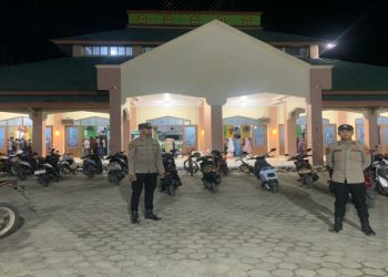 Tak Hanya Lakukan Pengamanan Selama Ramadan, Polsek Sangkulirang Juga Bagikan Takjil untuk Warga