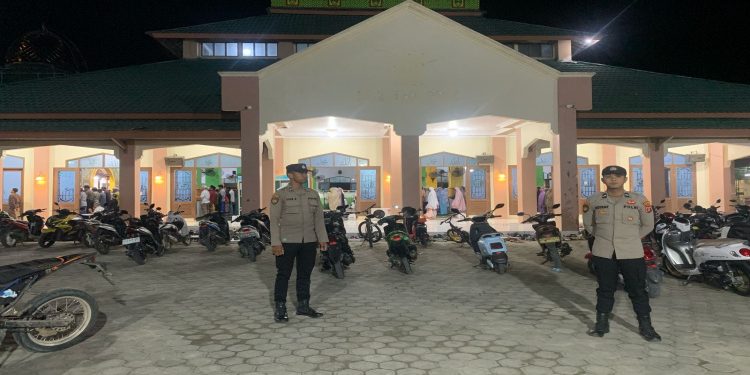 Tak Hanya Lakukan Pengamanan Selama Ramadan, Polsek Sangkulirang Juga Bagikan Takjil untuk Warga