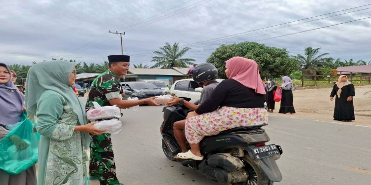 Koramil 0909-03 Muara Wahau Berbagi Takjil di Bulan Ramadan