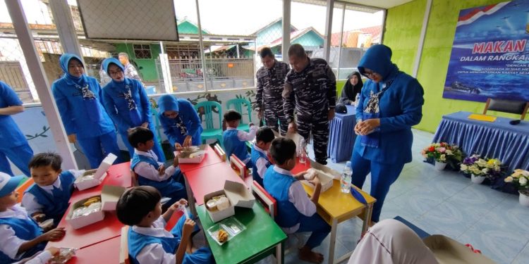 Peringati Hari Armada, Lanal Sangatta Gelar Donor Darah dan Pembagian Makanan Bergizi Gratis