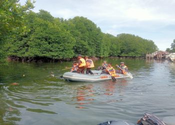 Lanal Sangatta Gelar Bersih Pantai di Bontang dalam Rangka Hari Armada 2025