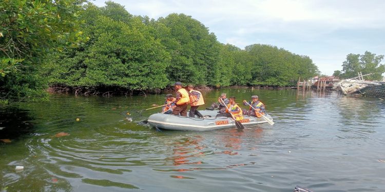 Lanal Sangatta Gelar Bersih Pantai di Bontang dalam Rangka Hari Armada 2025