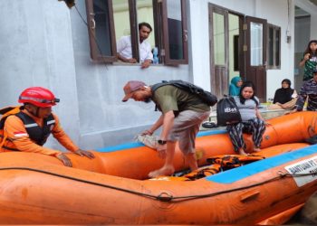 TNI AL dan BPBD Bontang Evakuasi Ibu Hamil dari Banjir Setinggi 1 Meter