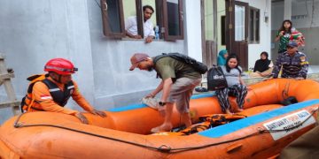 TNI AL dan BPBD Bontang Evakuasi Ibu Hamil dari Banjir Setinggi 1 Meter
