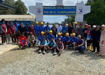 Pos TNI AL Sangkulirang Gelar Aksi Bersih Pantai di Maloy