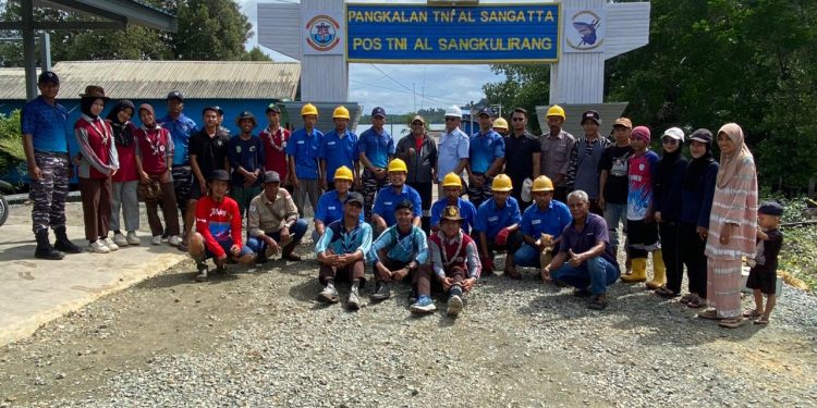 Pos TNI AL Sangkulirang Gelar Aksi Bersih Pantai di Maloy
