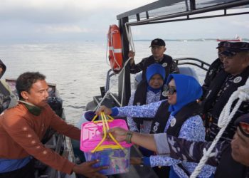 Bakti Sosial, Lanal Sangatta Salurkan Bantuan Sembako di Perairan Sangatta