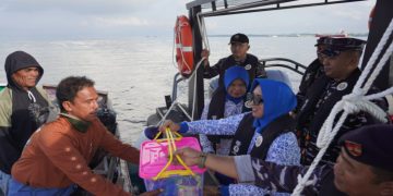 Bakti Sosial, Lanal Sangatta Salurkan Bantuan Sembako di Perairan Sangatta
