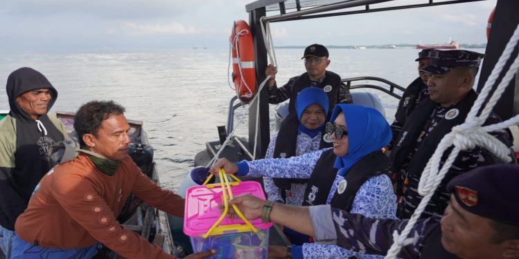 Bakti Sosial, Lanal Sangatta Salurkan Bantuan Sembako di Perairan Sangatta
