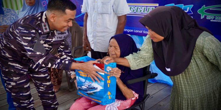 Peduli Pesisir, Lanal Sangatta Bawa Sembako, Layanan Medis, dan Fasilitas Pendidikan ke Desa Pulau Miang